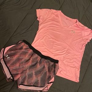 I’m selling a 2 price under armour heat gear workout outfit